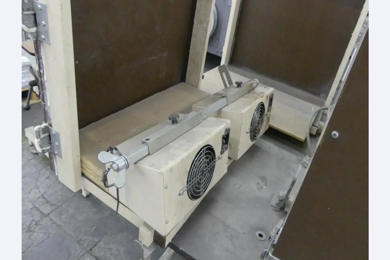 Equipement mécanique et accessoires d'une ancienne imprimerie en héliogravure-2