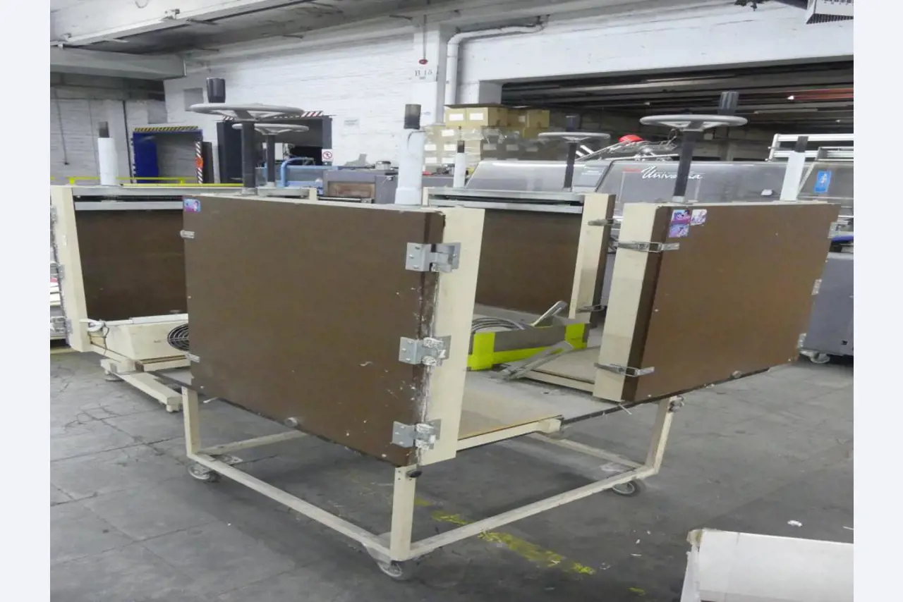 Equipement mécanique et accessoires d'une ancienne imprimerie en héliogravure-3