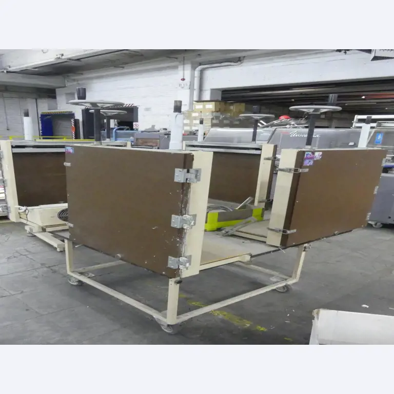 Equipement mécanique et accessoires d'une ancienne imprimerie en héliogravure-3