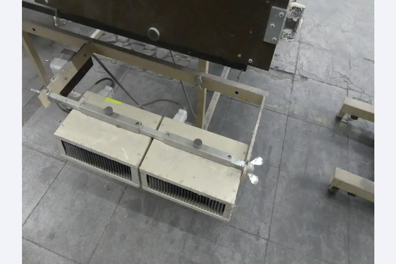 Equipement mécanique et accessoires d'une ancienne imprimerie en héliogravure-4