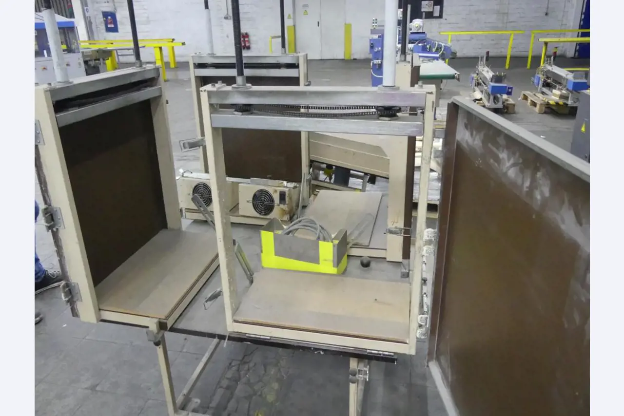 Equipement mécanique et accessoires d'une ancienne imprimerie en héliogravure-5