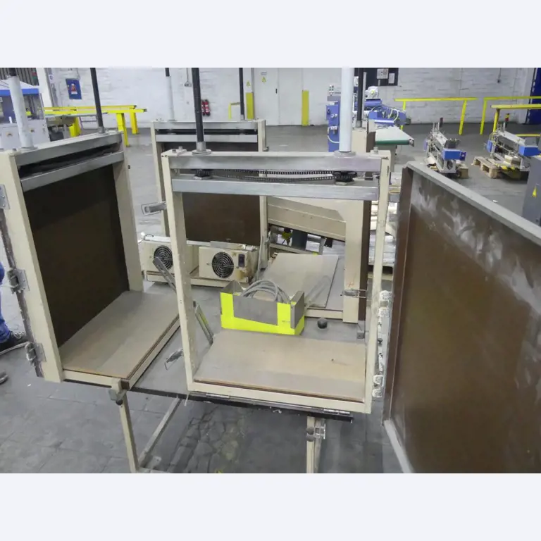 Equipement mécanique et accessoires d'une ancienne imprimerie en héliogravure-5