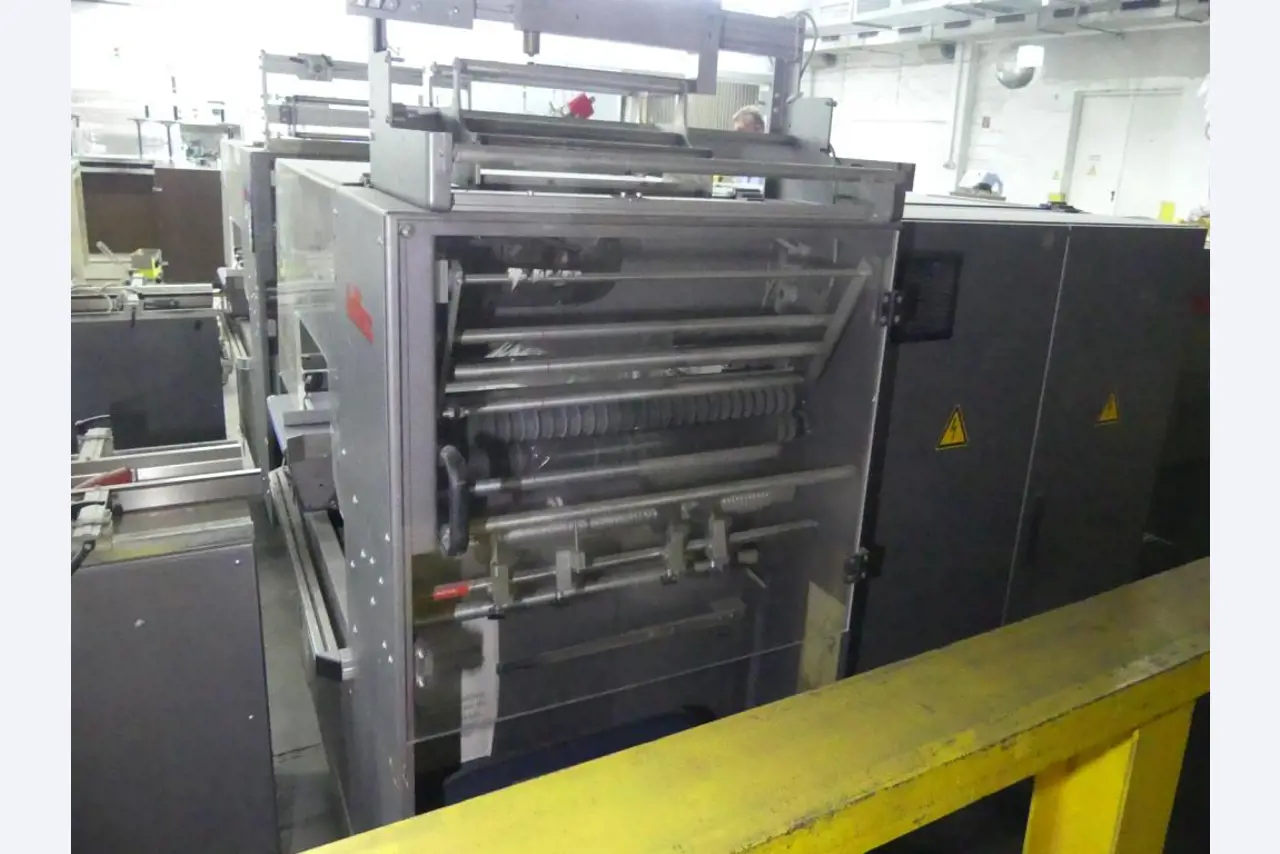 Equipement mécanique et accessoires d'une ancienne imprimerie en héliogravure-11