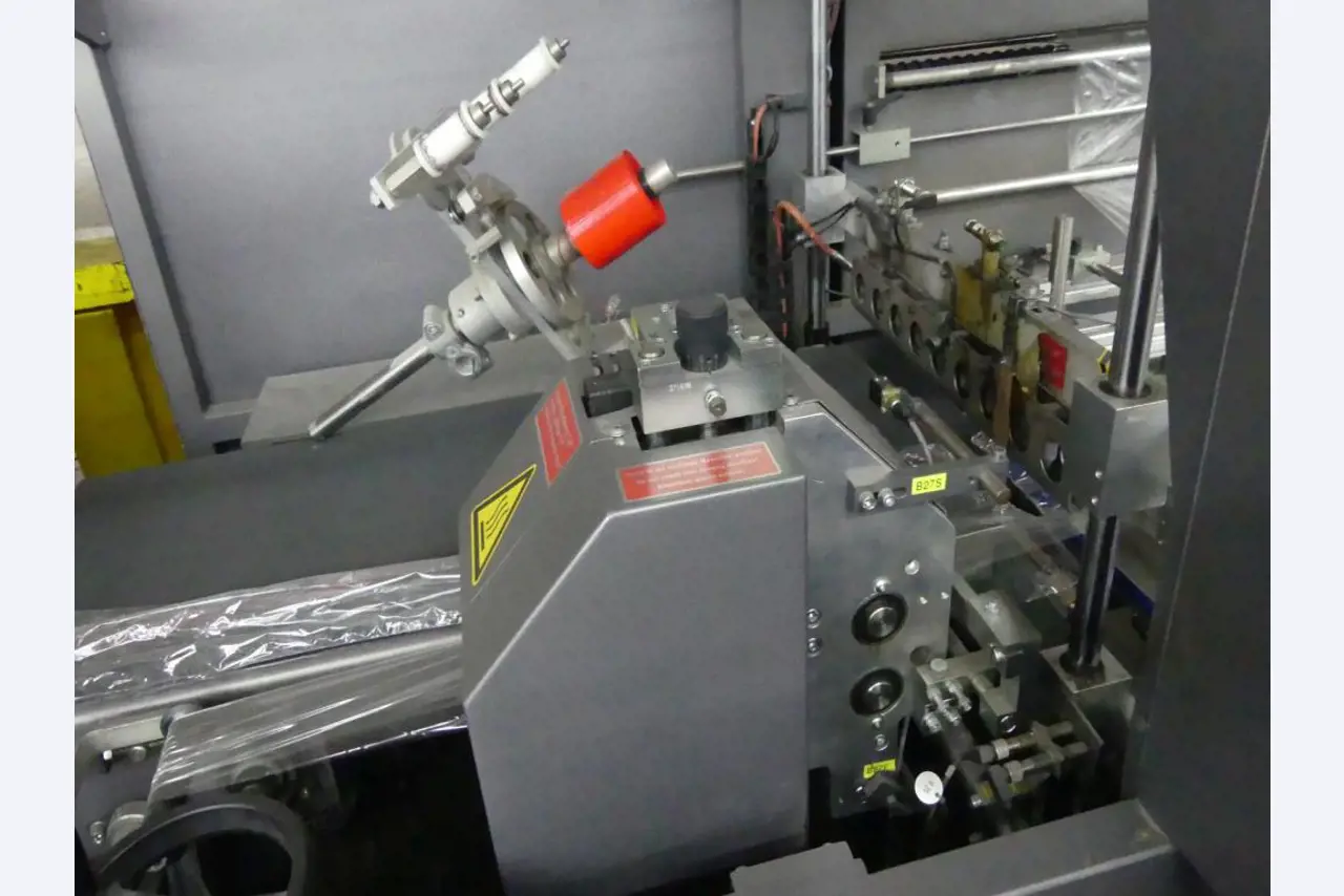 Equipement mécanique et accessoires d'une ancienne imprimerie en héliogravure-3