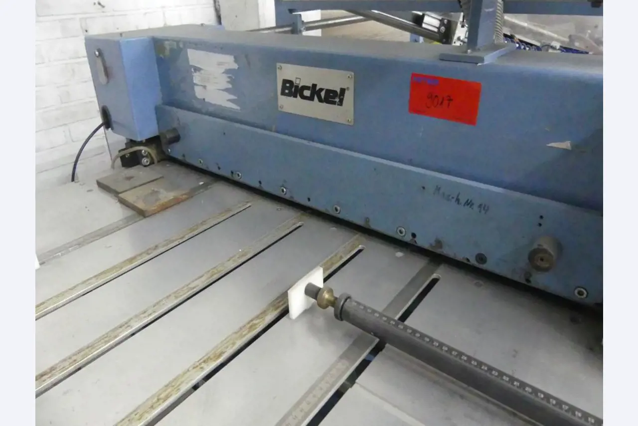 Equipement mécanique et accessoires d'une ancienne imprimerie en héliogravure-3