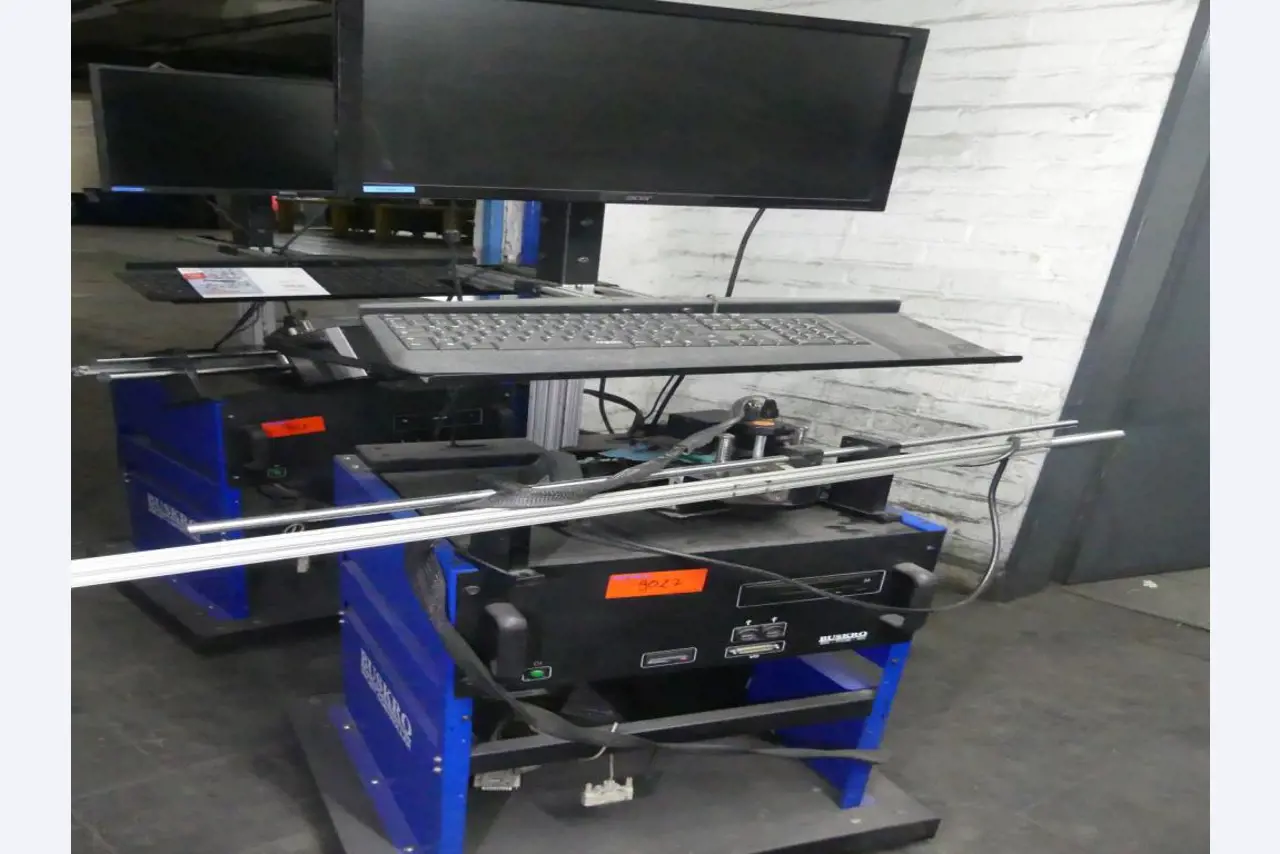 Equipement mécanique et accessoires d'une ancienne imprimerie en héliogravure-1