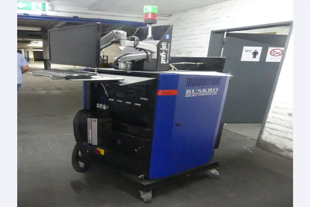 Equipement mécanique et accessoires d'une ancienne imprimerie en héliogravure-1