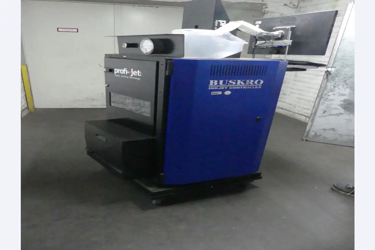 Equipement mécanique et accessoires d'une ancienne imprimerie en héliogravure-4