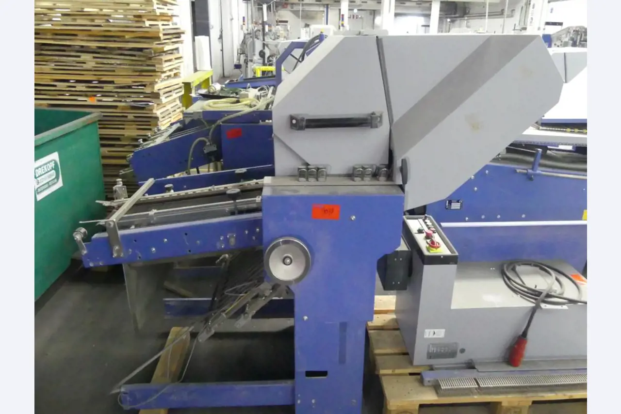 Equipement mécanique et accessoires d'une ancienne imprimerie en héliogravure-11