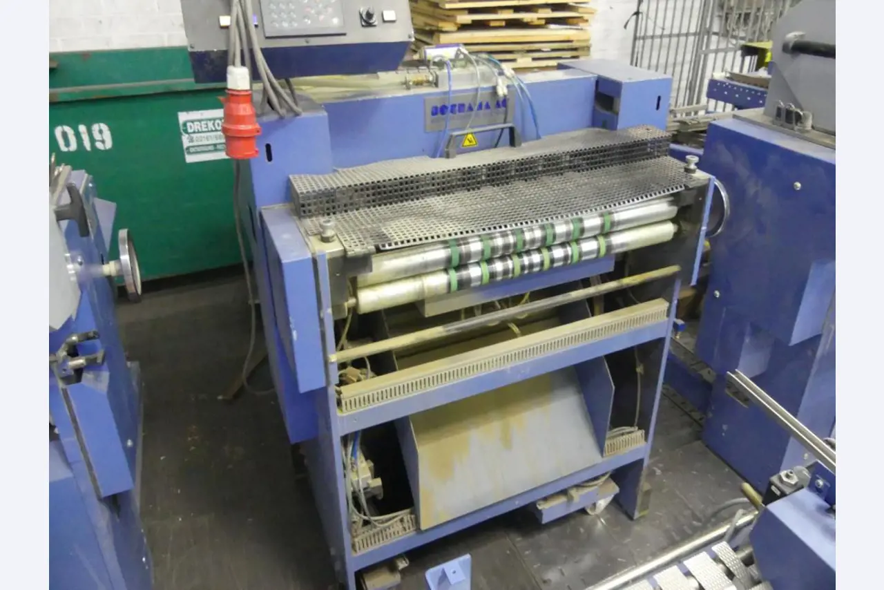 Equipement mécanique et accessoires d'une ancienne imprimerie en héliogravure-15