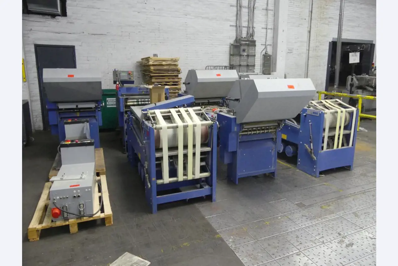 Equipement mécanique et accessoires d'une ancienne imprimerie en héliogravure-19