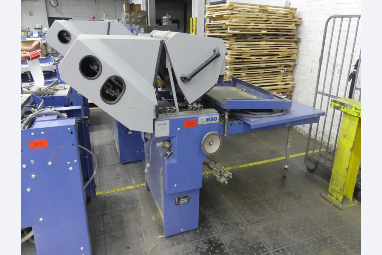 Equipement mécanique et accessoires d'une ancienne imprimerie en héliogravure-1