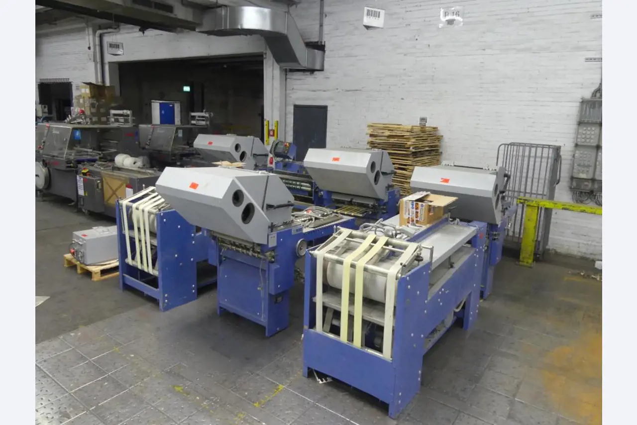 Equipement mécanique et accessoires d'une ancienne imprimerie en héliogravure-21