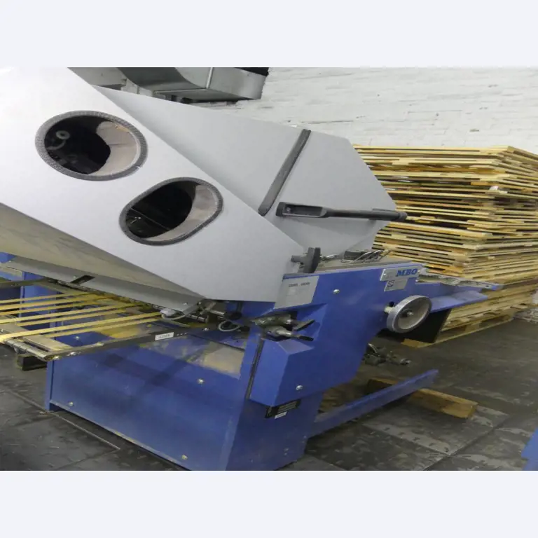 Equipement mécanique et accessoires d'une ancienne imprimerie en héliogravure-5