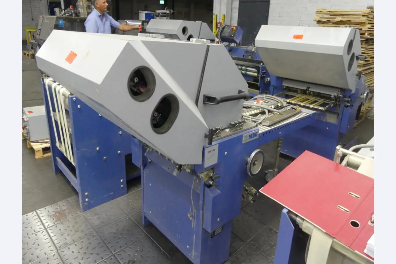 Equipement mécanique et accessoires d'une ancienne imprimerie en héliogravure-7