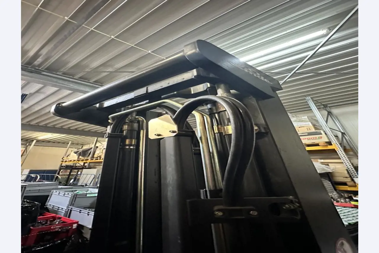 Equipement mécanique et accessoires d'une ancienne imprimerie en héliogravure-10