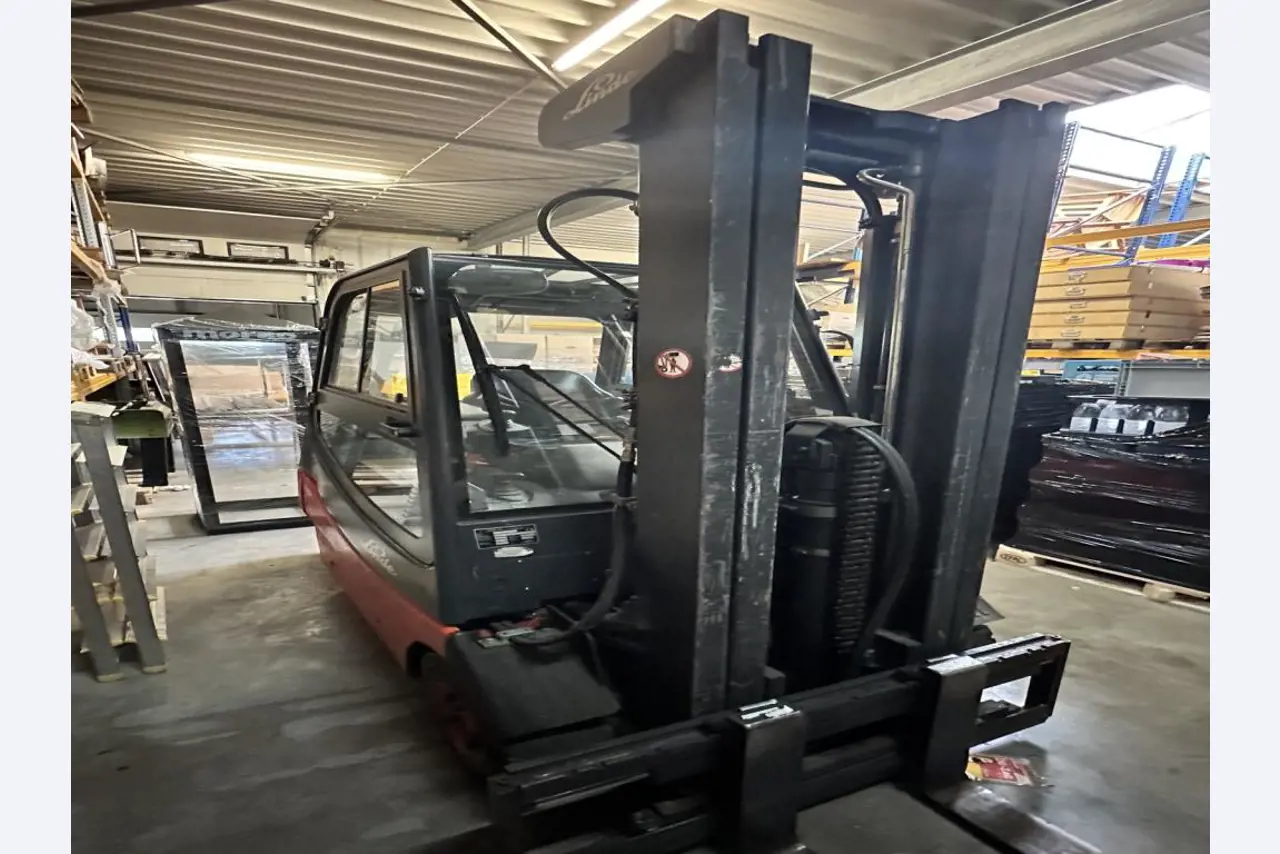 Equipement mécanique et accessoires d'une ancienne imprimerie en héliogravure-2