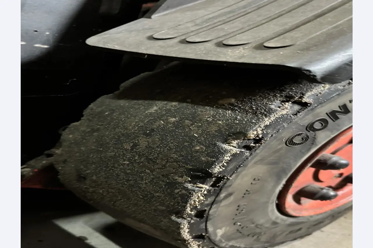 Equipement mécanique et accessoires d'une ancienne imprimerie en héliogravure-5