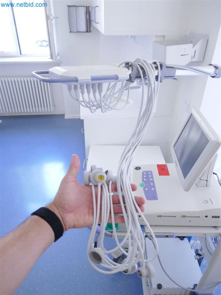 Equipamiento clínico en buen estado-13