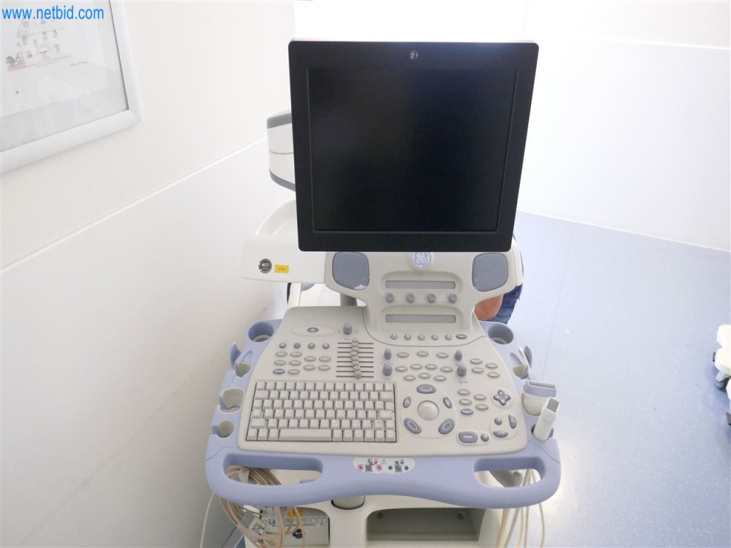 Equipamiento clínico en buen estado-3