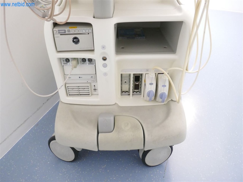 Equipamiento clínico en buen estado-4