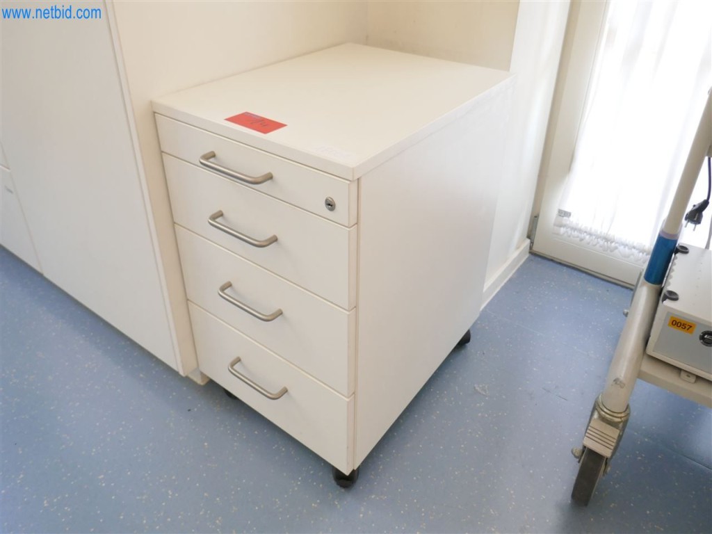 Equipamiento clínico en buen estado-8