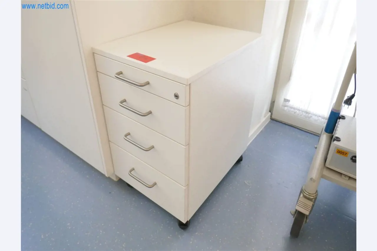Gepflegte Klinikausstattung-8