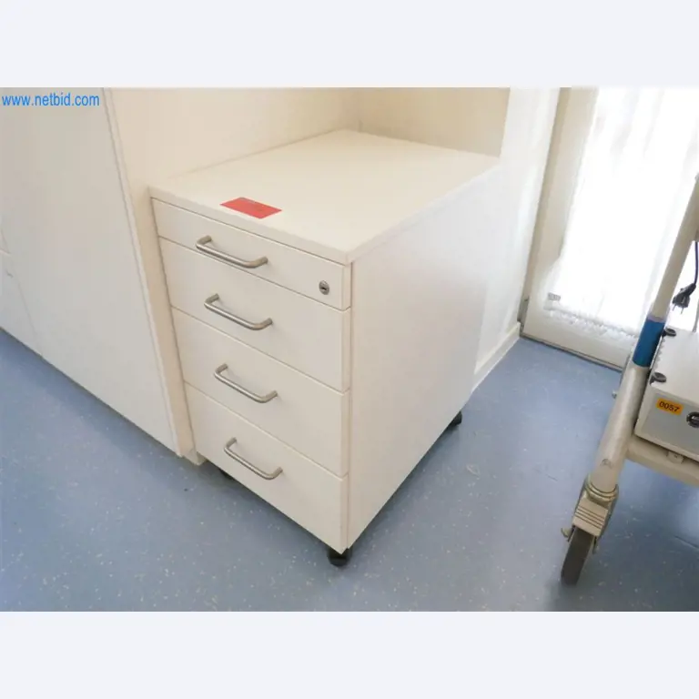 Gepflegte Klinikausstattung-8