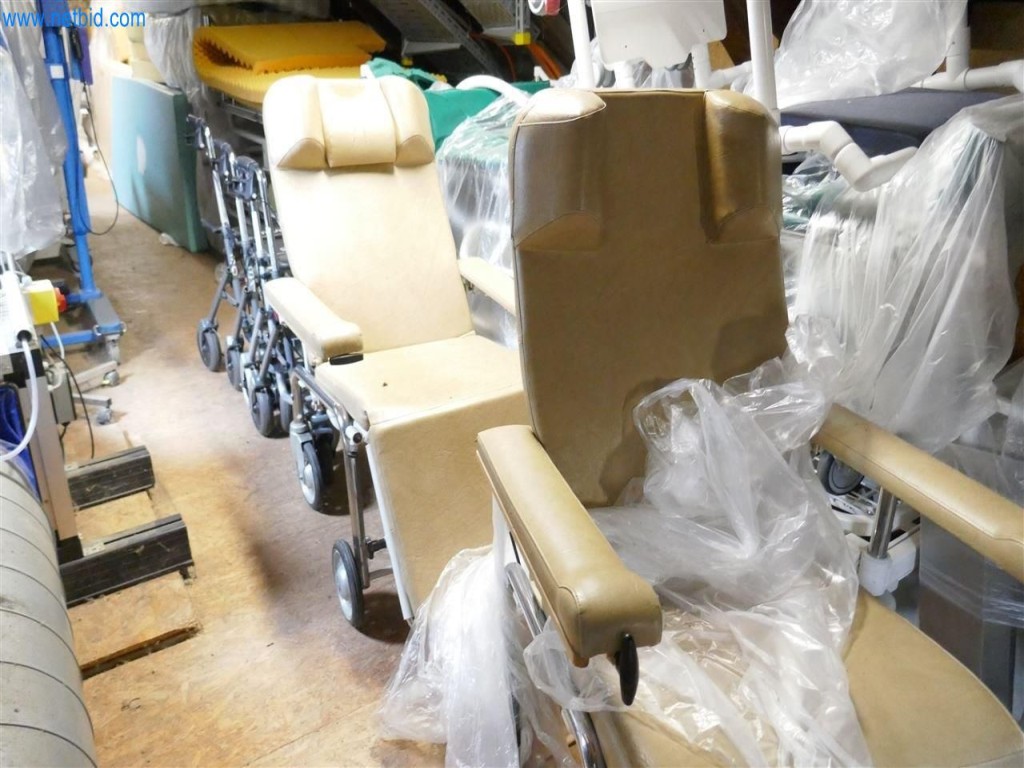 Equipamiento clínico en buen estado-11