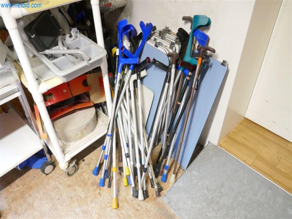 Equipamiento clínico en buen estado-14