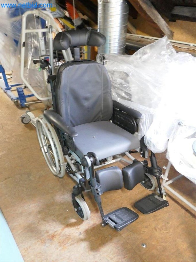 Equipamiento clínico en buen estado-7