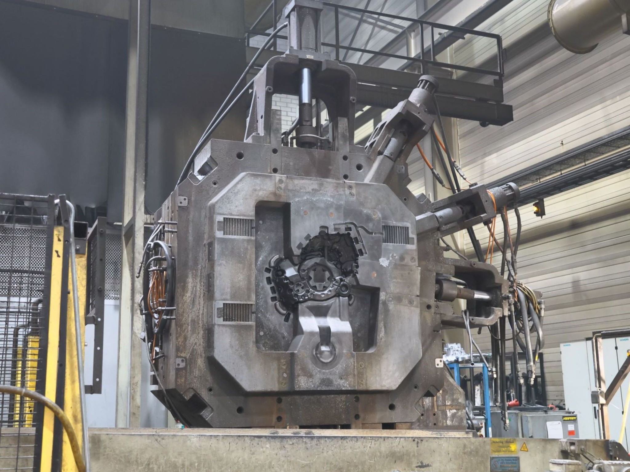 ae group - Melting store, Aluminum die casting machines 6,600 - 35,000 kN, Mechanical processing-7