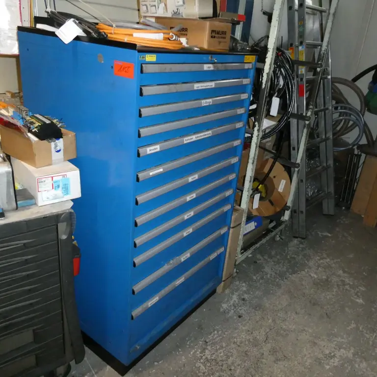 Tool Pull-Out Cabinet Lista