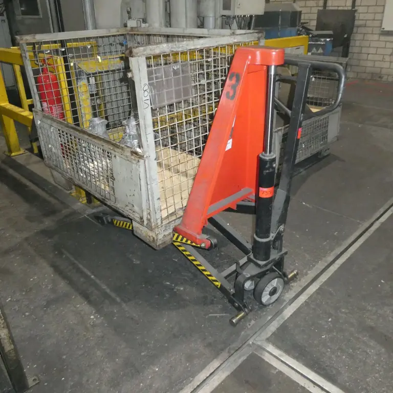 2 Scissor Lift Truck