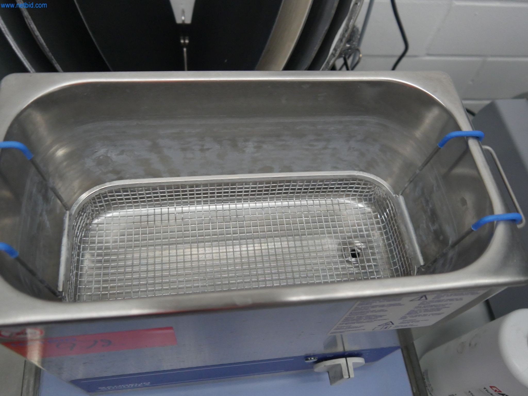 ae group - Installations et machines destinées à la fabrication de pièces moulées sous pression en métaux légers (groupe motopropulseur et pièces structurelles) - ENCHÈRES-2
