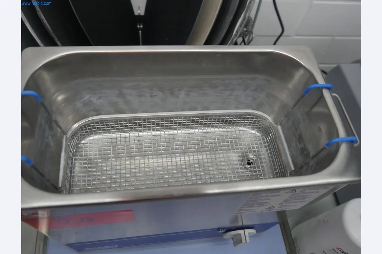 ae group - Installations et machines destinées à la fabrication de pièces moulées sous pression en métaux légers (groupe motopropulseur et pièces structurelles) - ENCHÈRES-2