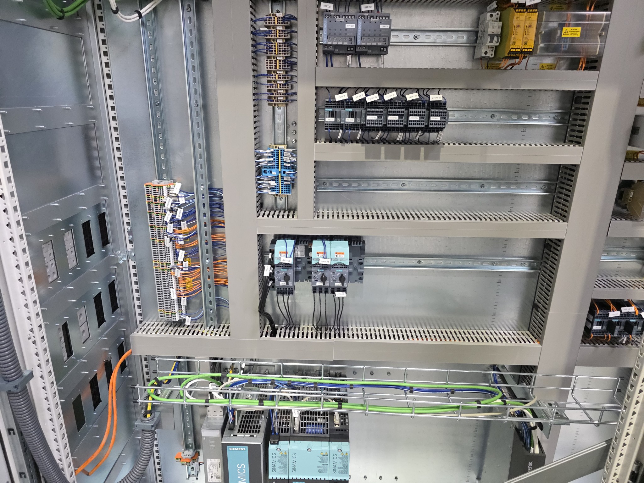 ae group - Installations et machines destinées à la fabrication de pièces moulées sous pression en métaux légers (groupe motopropulseur et pièces structurelles) - ENCHÈRES-28