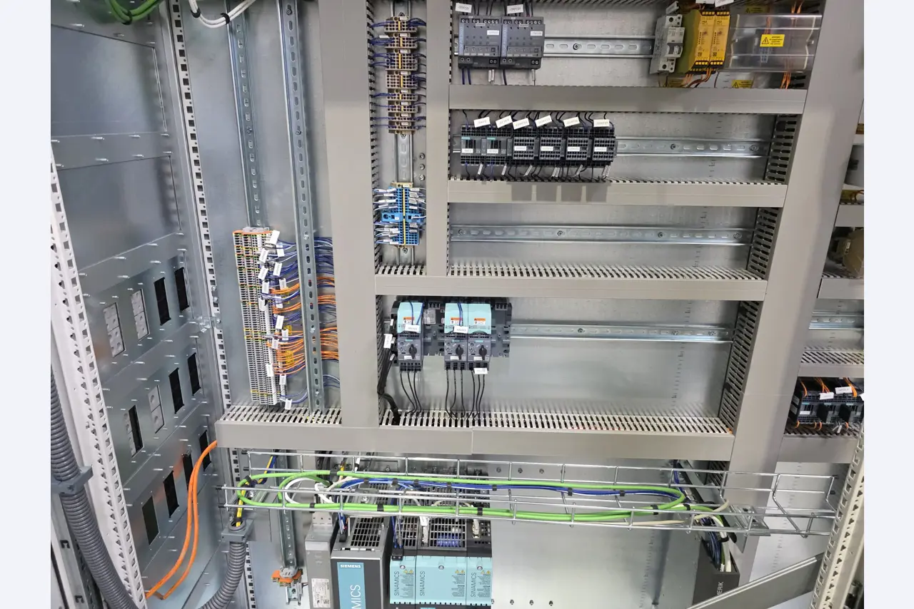 ae group - Installations et machines destinées à la fabrication de pièces moulées sous pression en métaux légers (groupe motopropulseur et pièces structurelles) - ENCHÈRES-28