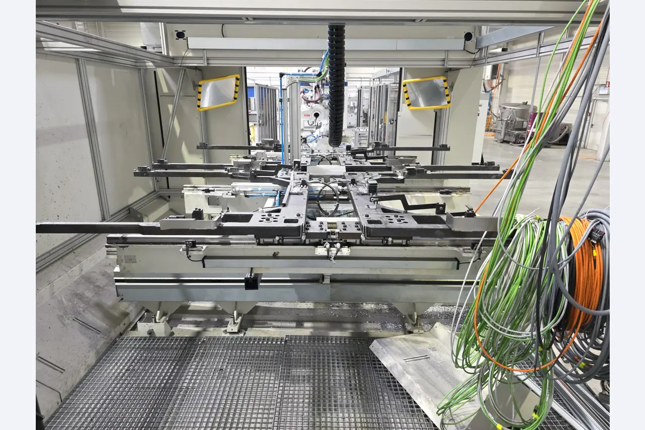 ae group - Installations et machines destinées à la fabrication de pièces moulées sous pression en métaux légers (groupe motopropulseur et pièces structurelles) - ENCHÈRES-39