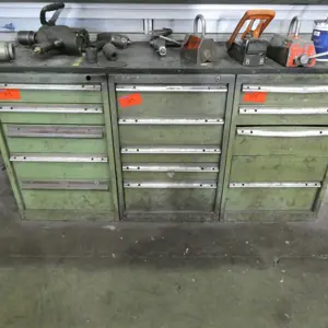 3 Pull-out cupboards