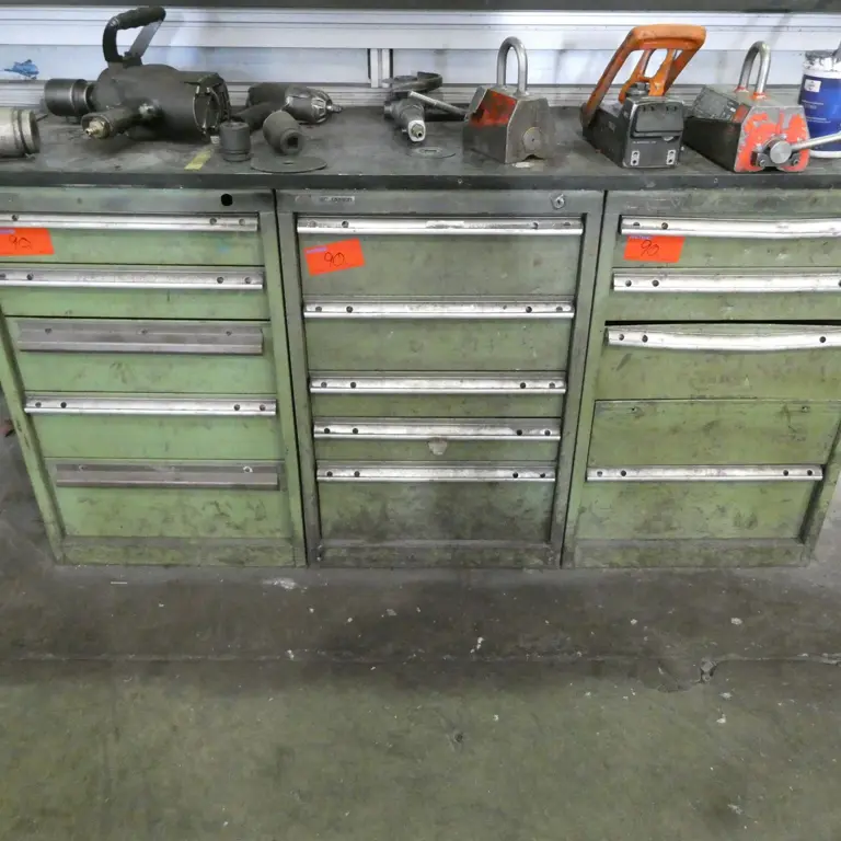 3 Pull-out cupboards