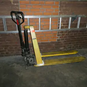 Scissor lift truck