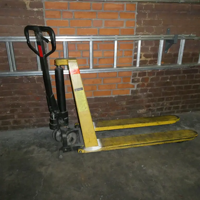 Scissor lift truck