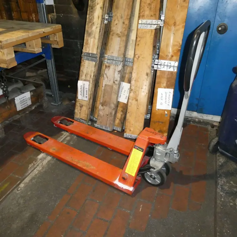 Pallet truck (later release 30.10.2026)