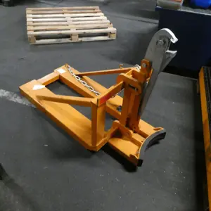 Forklift truck drum transport claw
