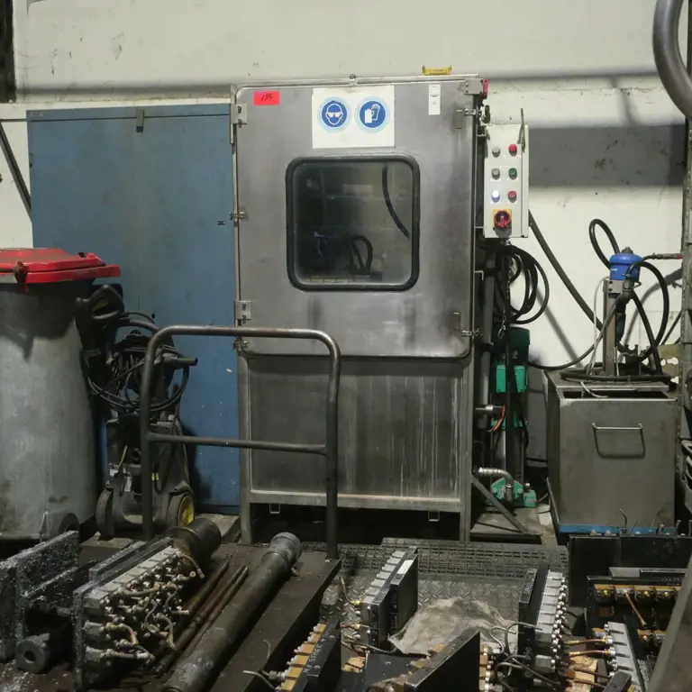 Washing/cleaning system for mold spray heads