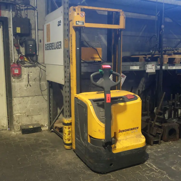 Electric pallet truck (later release December 2025) Jungheinrich EJC216