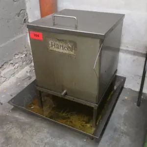 Hardening oil basin
