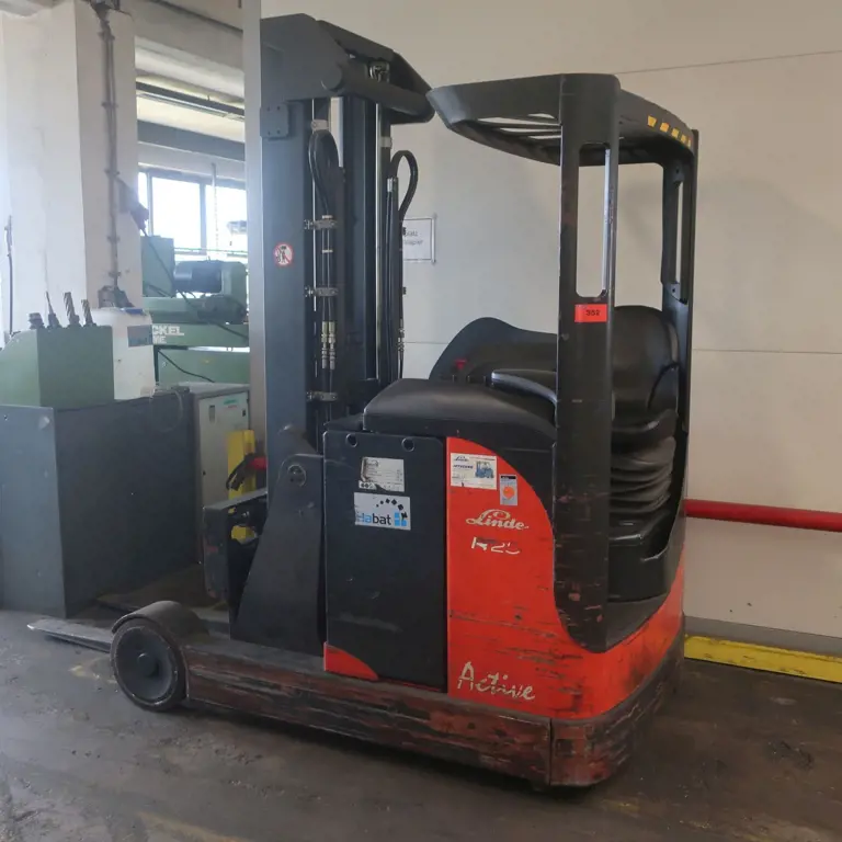 Reach mast forklift (later release December 2025) Linde R25