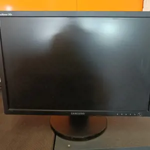 24-palčni monitor SAMSUNG 245B